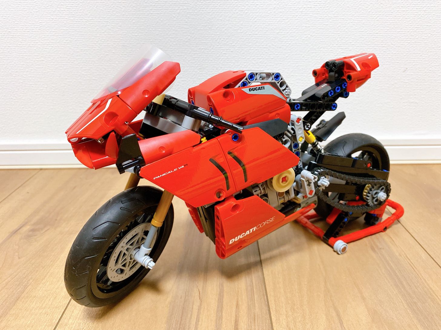 レゴ(LEGO) テクニック ドゥカティ パニガーレ V4 R 42107 レビュー】2速ギヤボックスやサスペンションなどの多彩なギミックが特徴 -  こたの車レゴマニア